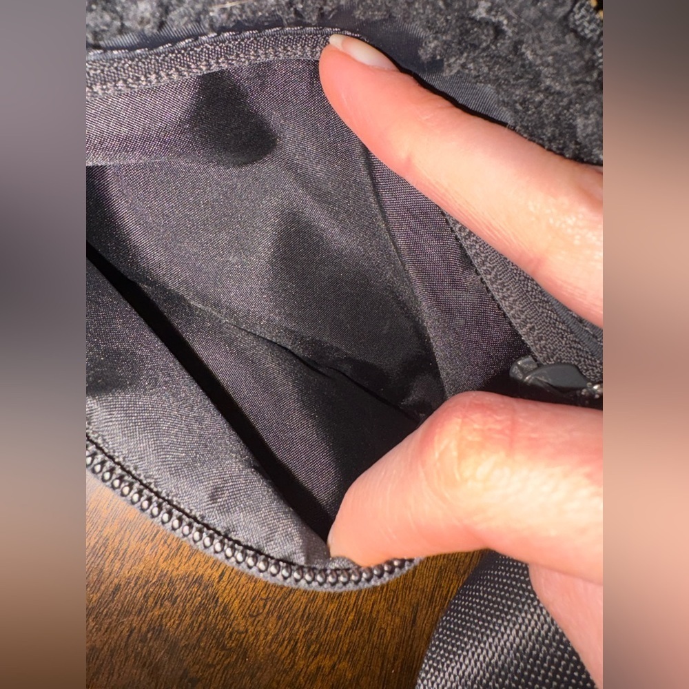 LULULEMON “EVERYWHERE” BELT BAG in fleece/sherpa - Picture 7 of 10